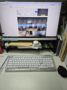 ロジクール Alto Keys K98M デスクに置いた様子